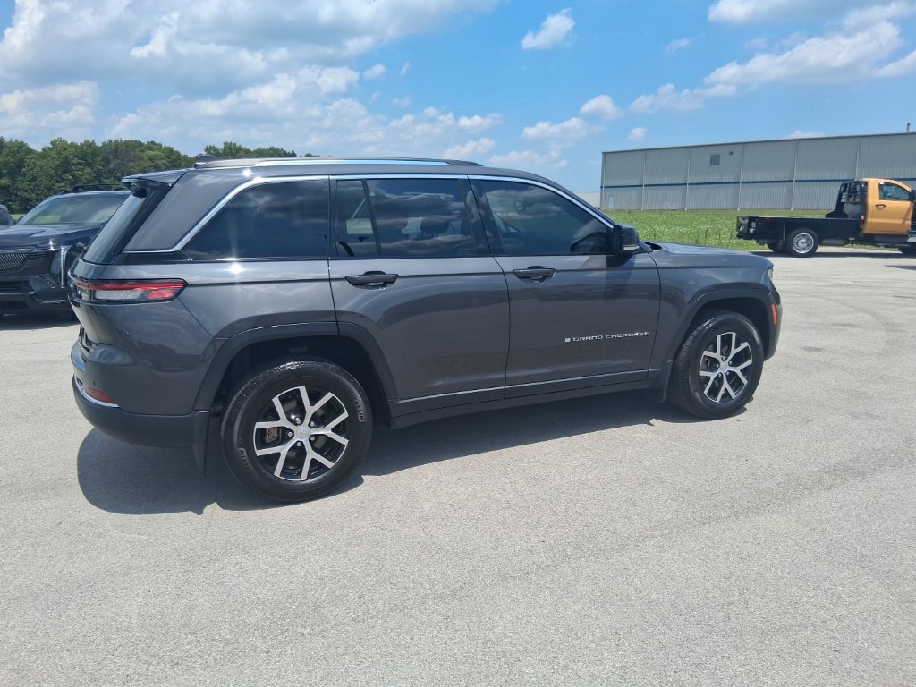 Used 2023 Jeep Grand Cherokee Limited AWD/4WD image 6