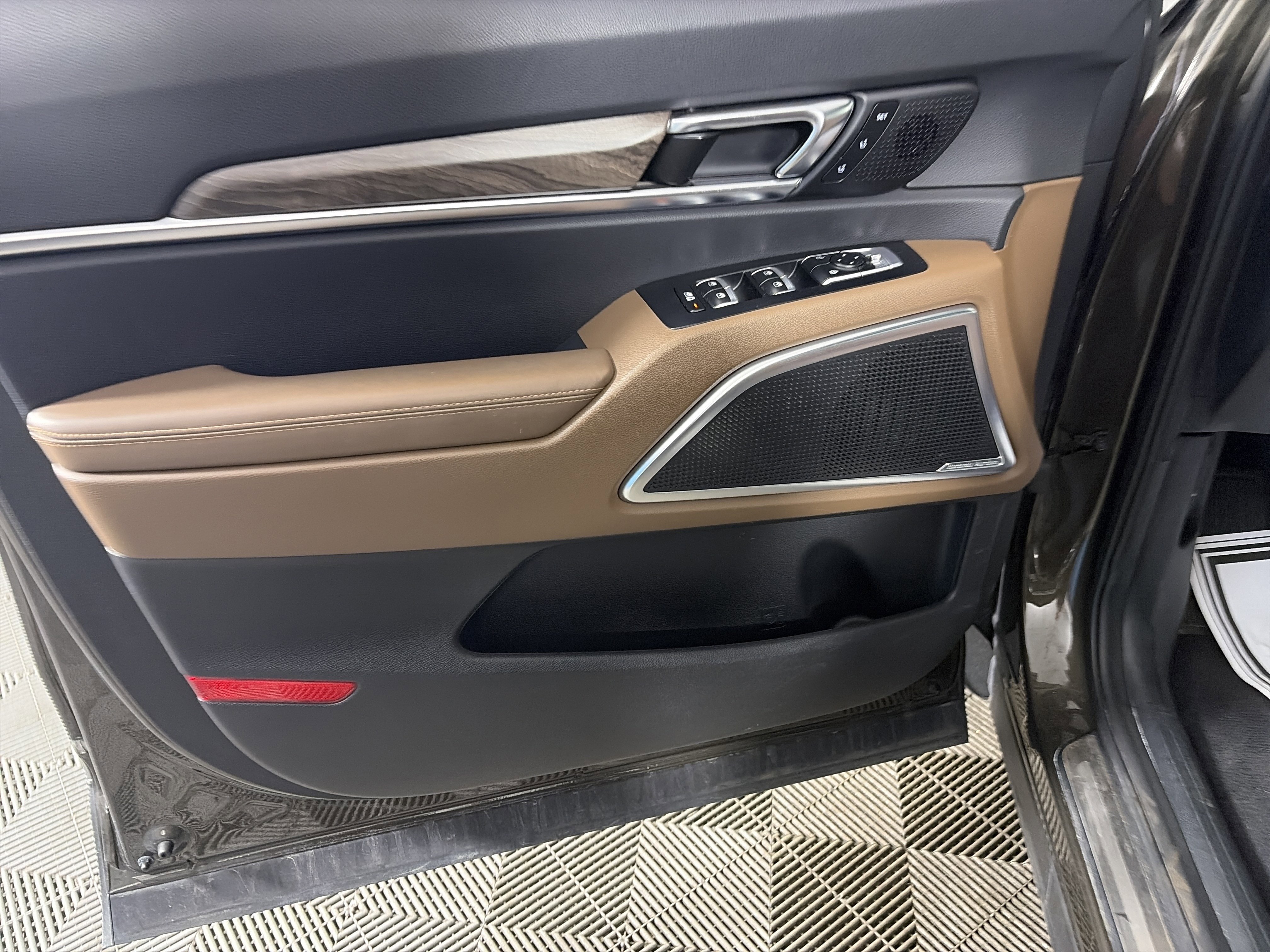 Used 2020 Kia Telluride SX w/ SX Prestige Package image 33