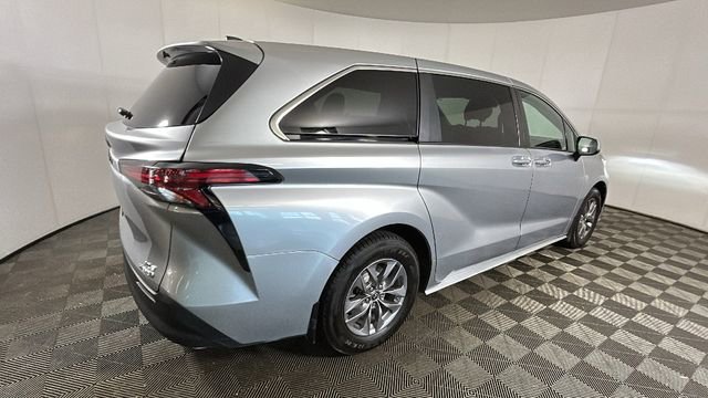 Used 2021 Toyota Sienna XLE FWD image 3