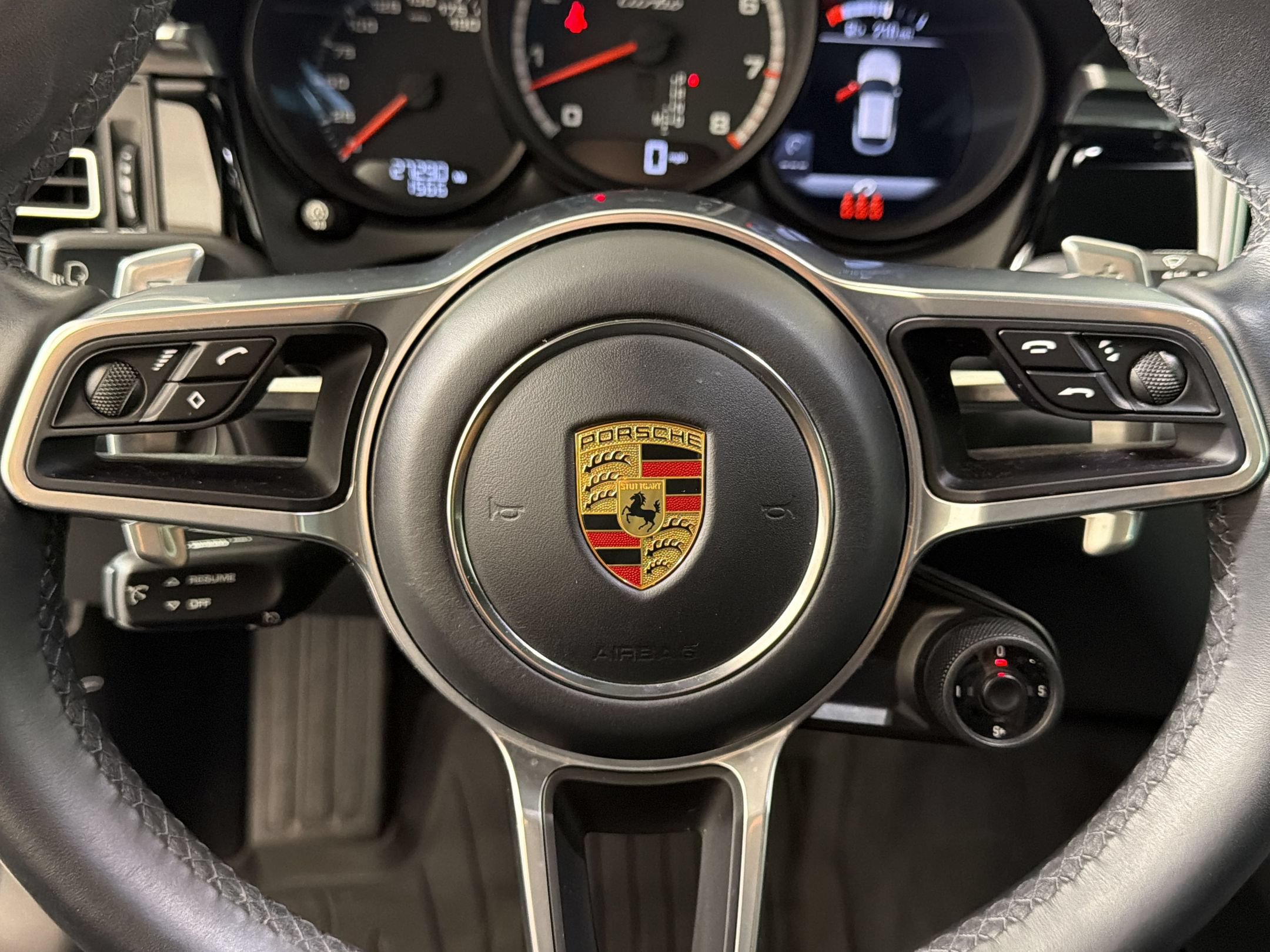 Certified 2020 Porsche Macan Turbo AWD/4WD image 28