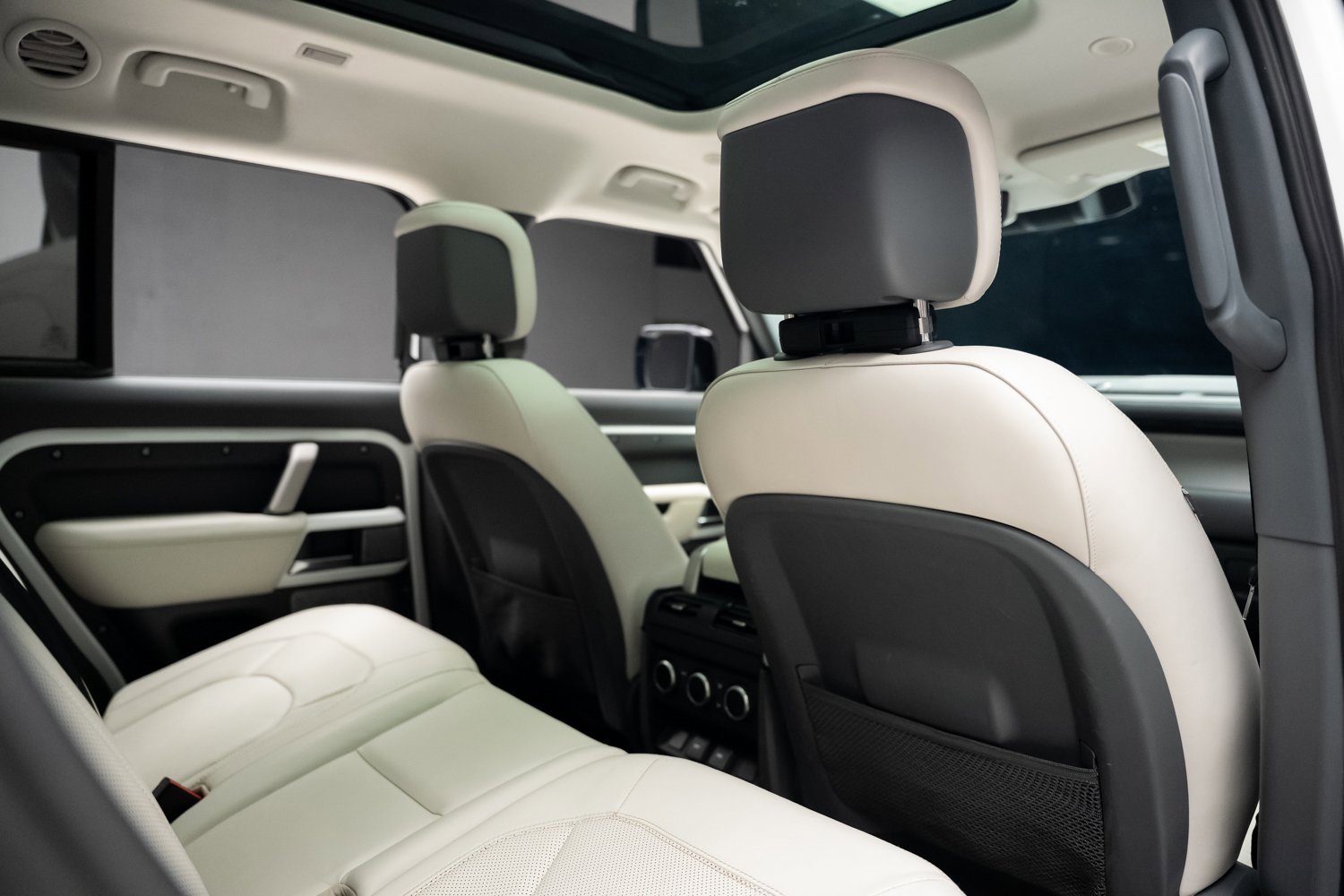 Used 2023 Land Rover Defender 130 First Edition image 72