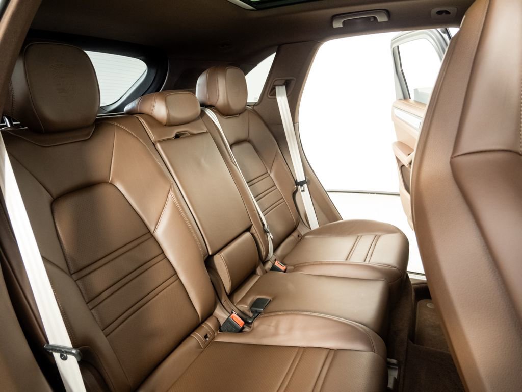 Certified 2023 Porsche Cayenne Platinum Edition image 23