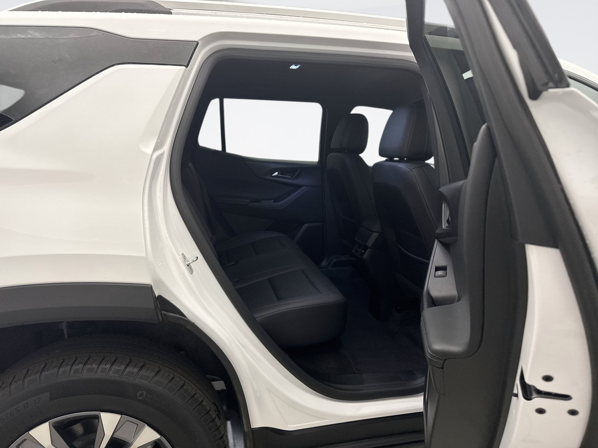 Used 2025 Chevrolet Equinox LT w/ Convenience Package II AWD/4WD image 18