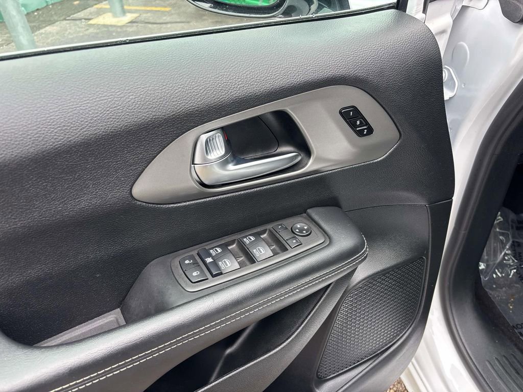 Used 2025 Chrysler Pacifica Select image 10