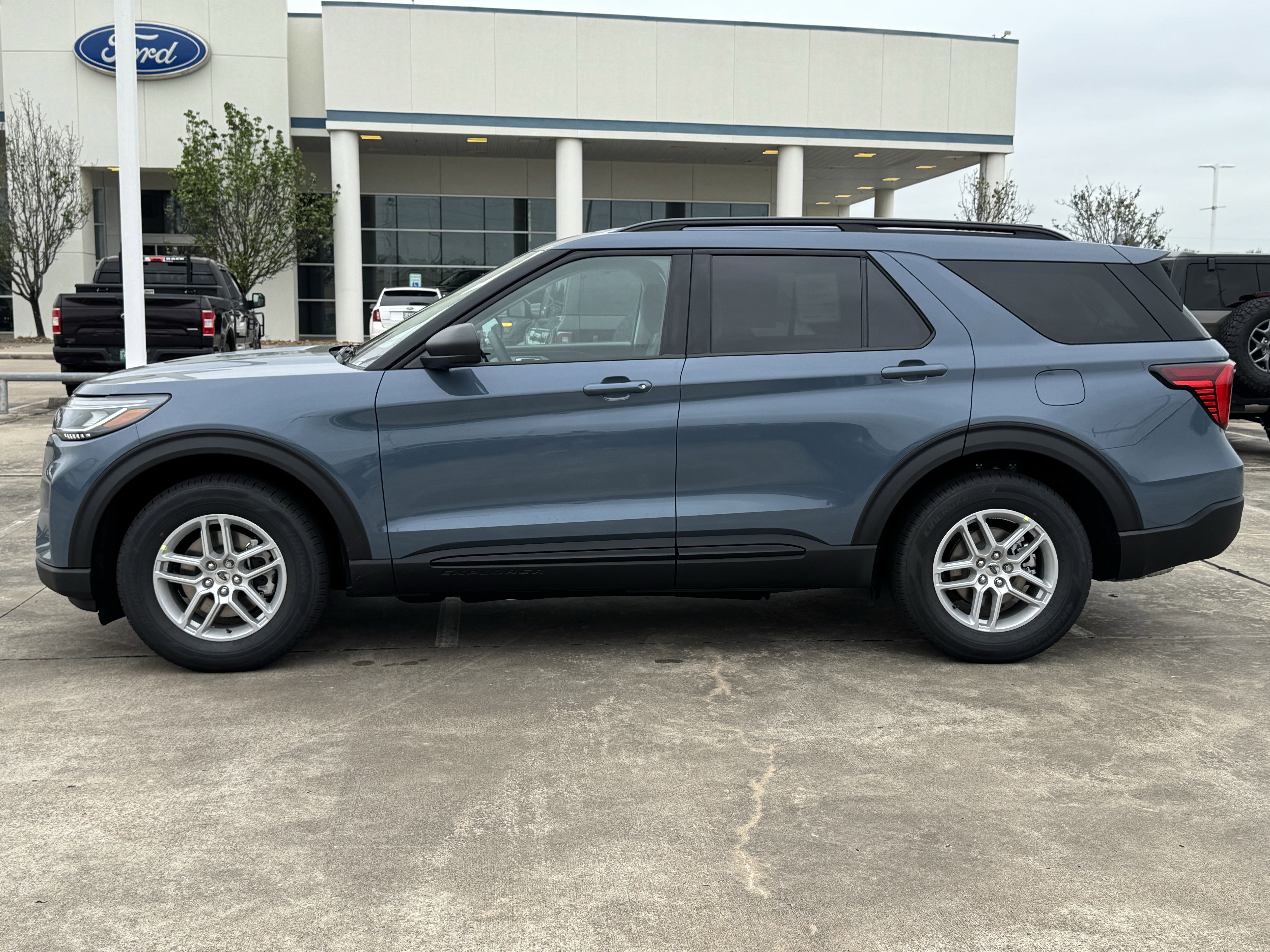 New 2026 Ford Explorer Active RWD image 7