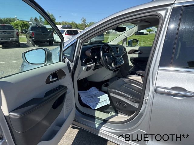 Used 2018 Chrysler Pacifica Touring-L w/ Tire & Wheel Group FWD image 11