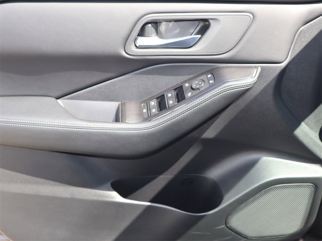 Certified 2025 Nissan Rogue SV image 15