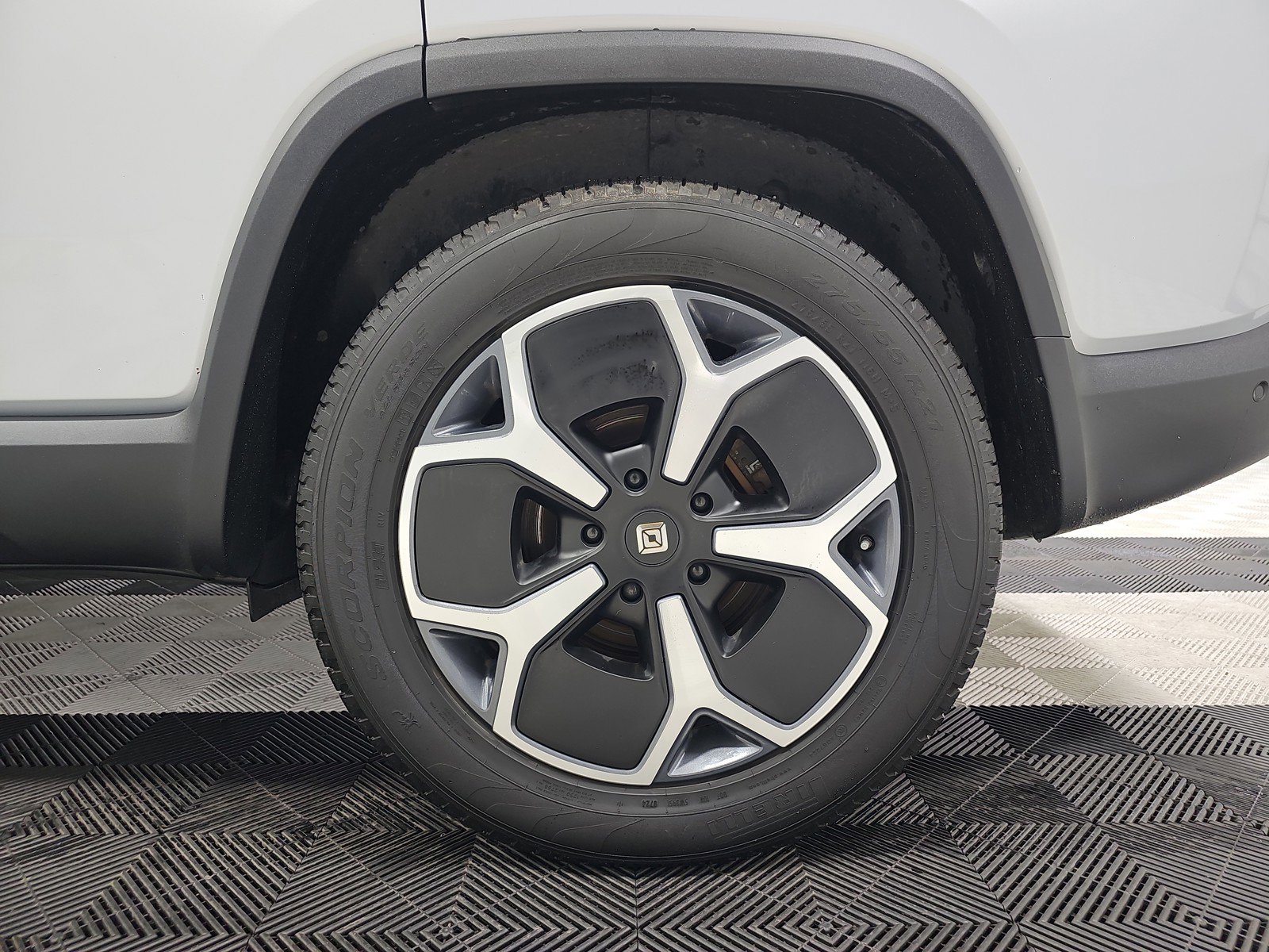 Used 2024 Rivian R1S Adventure image 10