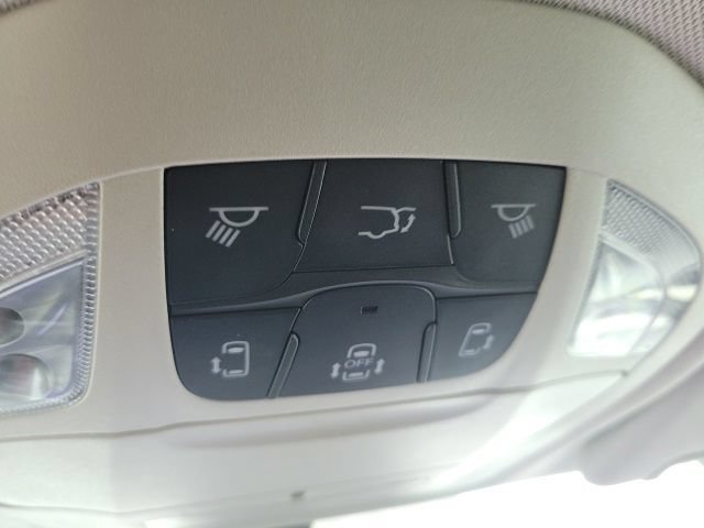 Used 2023 Chrysler Voyager LX FWD image 26