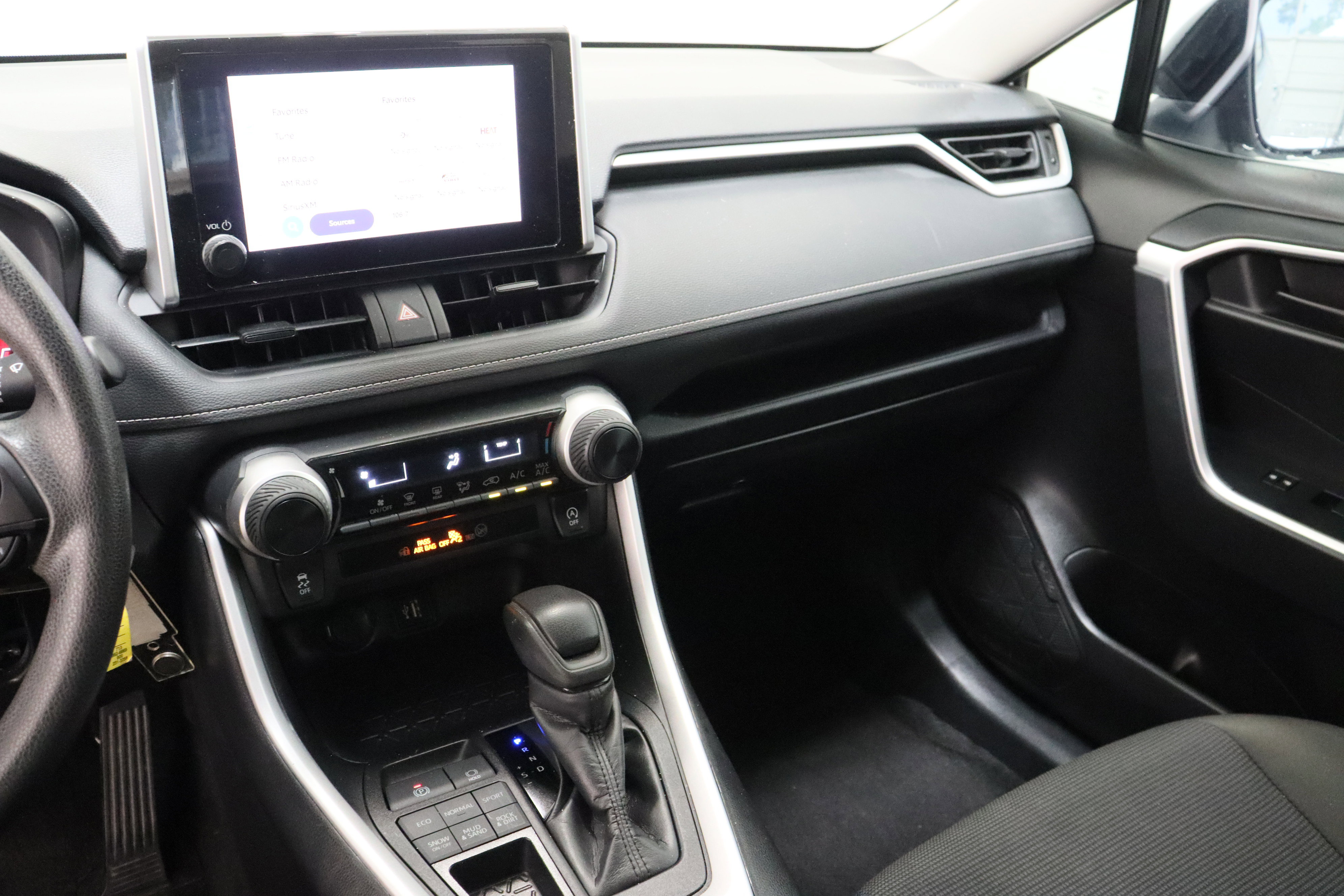 Used 2024 Toyota RAV4 LE image 15