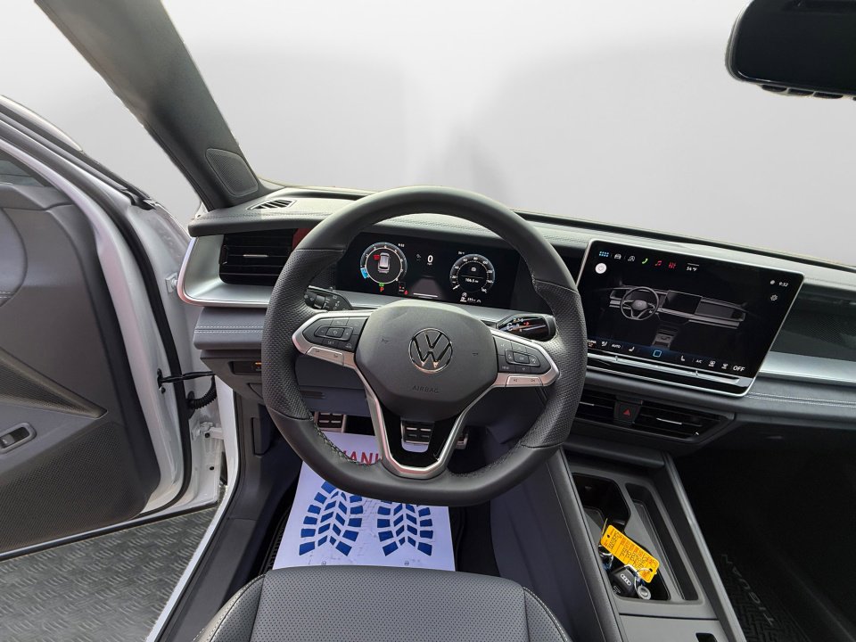 New 2026 Volkswagen Tiguan SE R-Line image 10