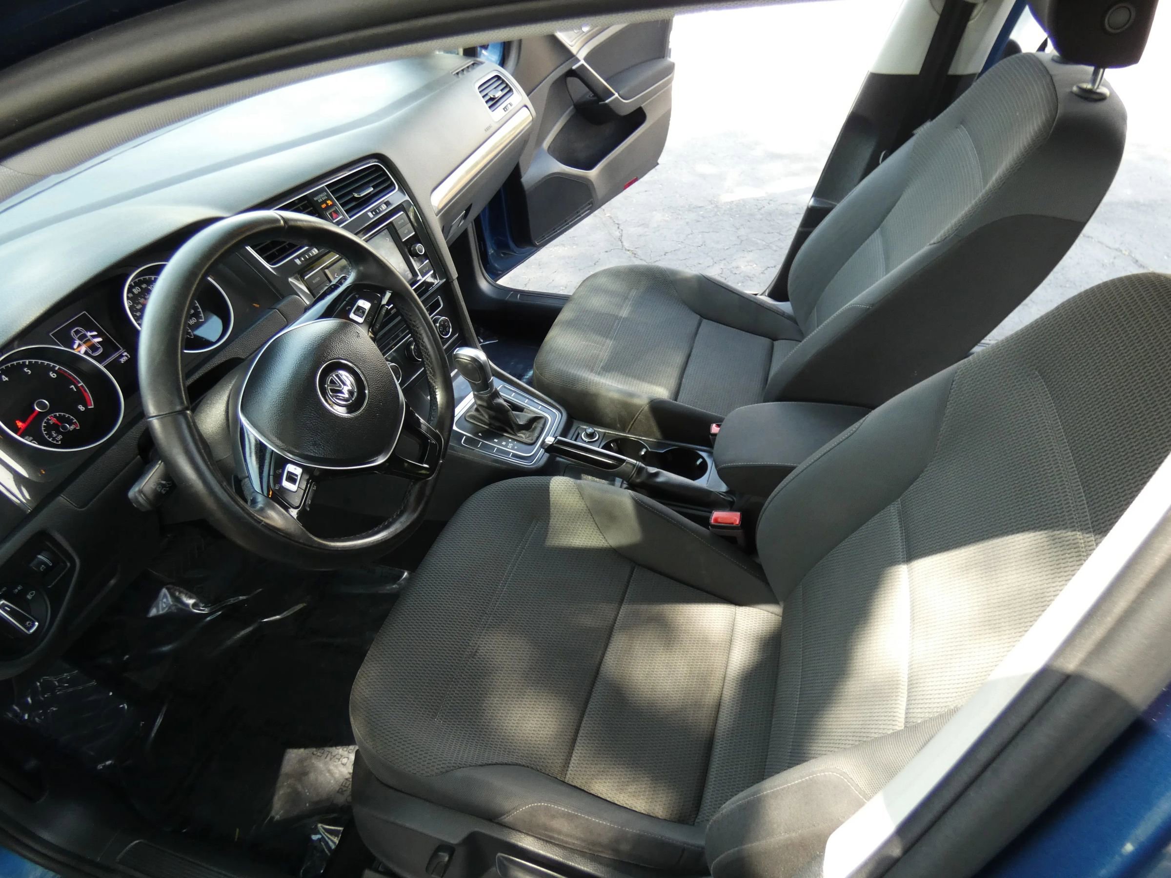 Used 2018 Volkswagen Golf S image 53