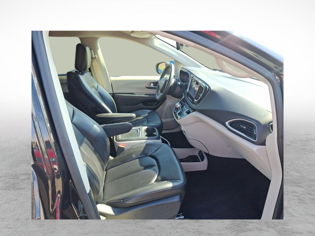 Used 2023 Chrysler Pacifica Touring-L image 11
