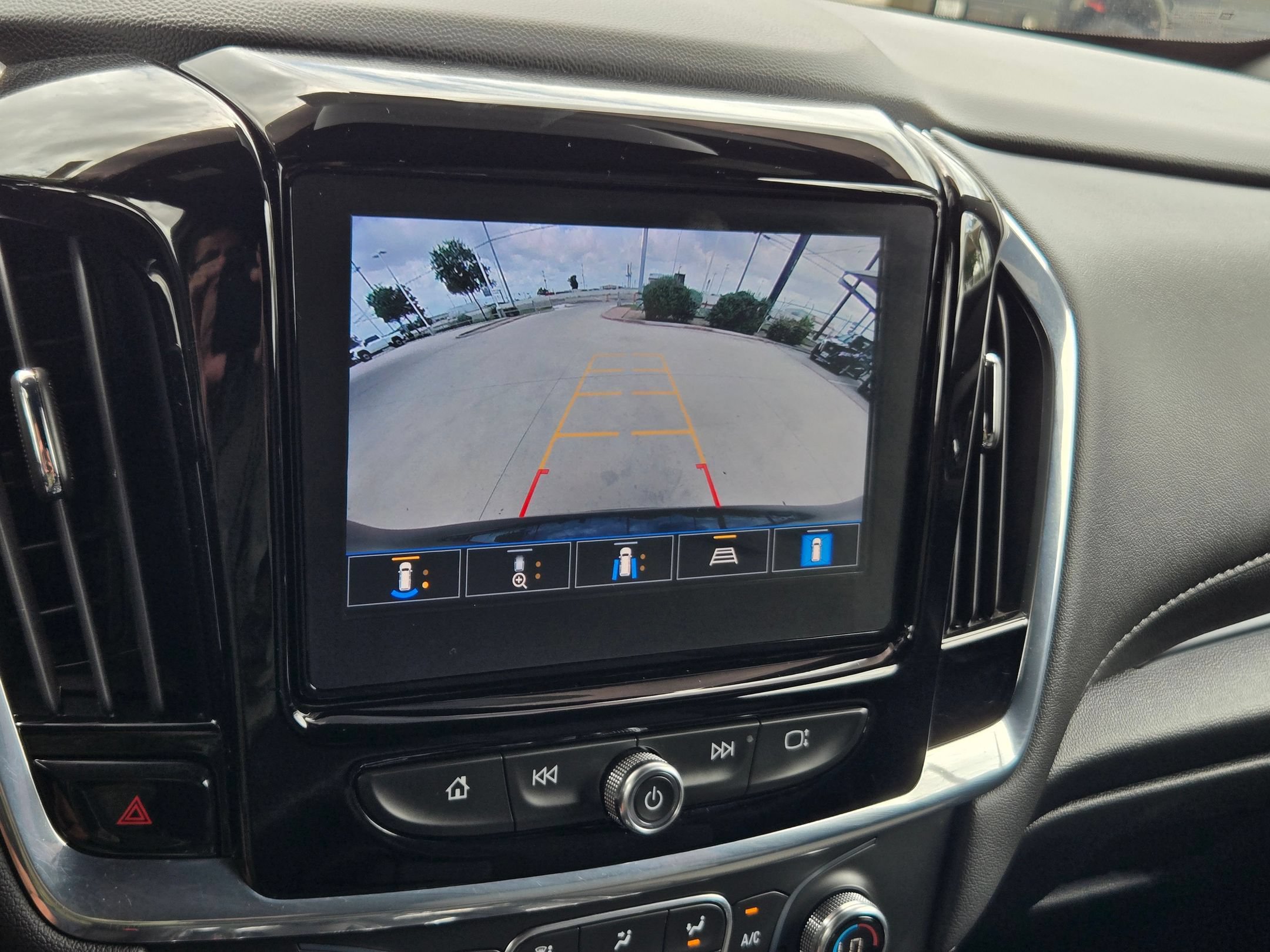 Used 2022 Chevrolet Traverse LT FWD image 16