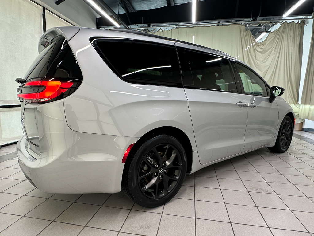 Used 2026 Chrysler Pacifica Limited w/ S Appearance Package FWD image 3