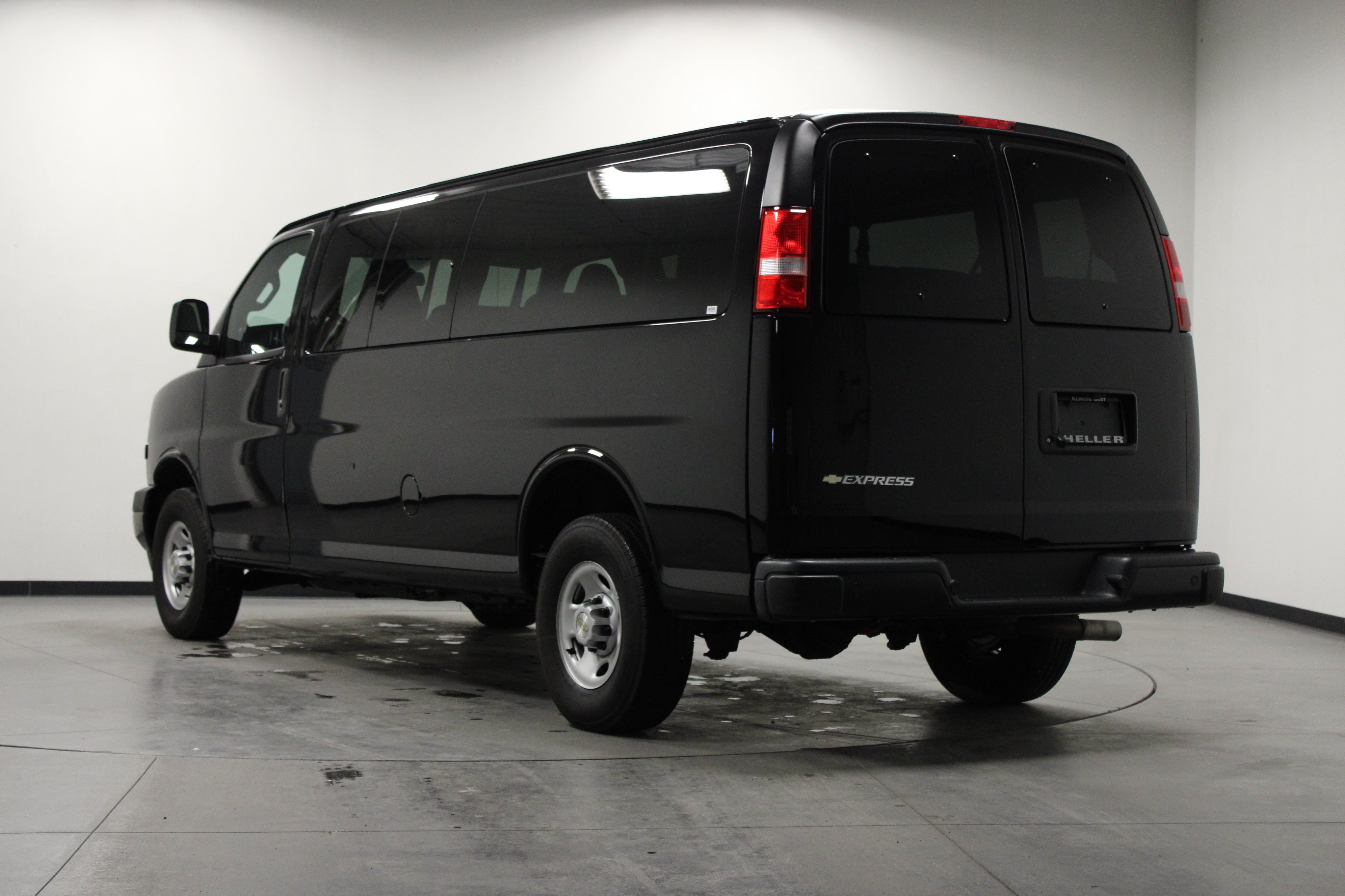 Used 2025 Chevrolet Express 3500 LS RWD image 6