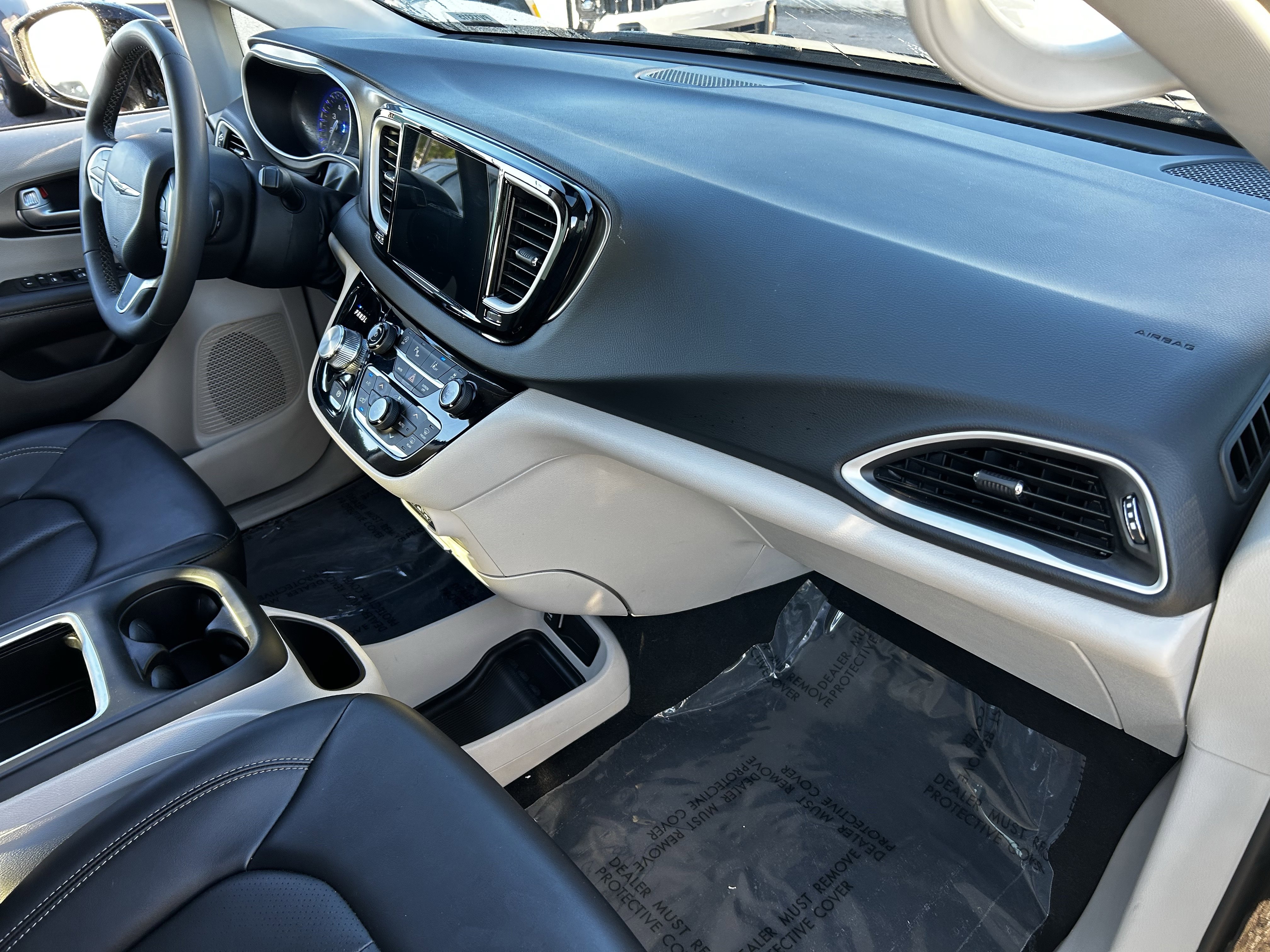 Certified 2024 Chrysler Pacifica Touring-L image 11