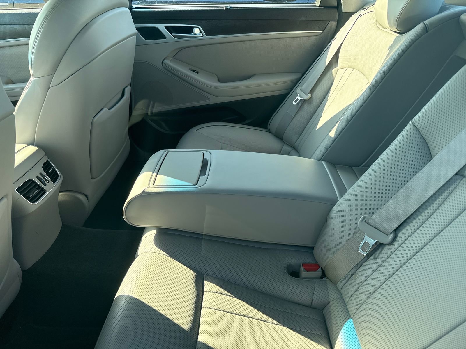 Used 2015 Hyundai Genesis 5.0 RWD image 11