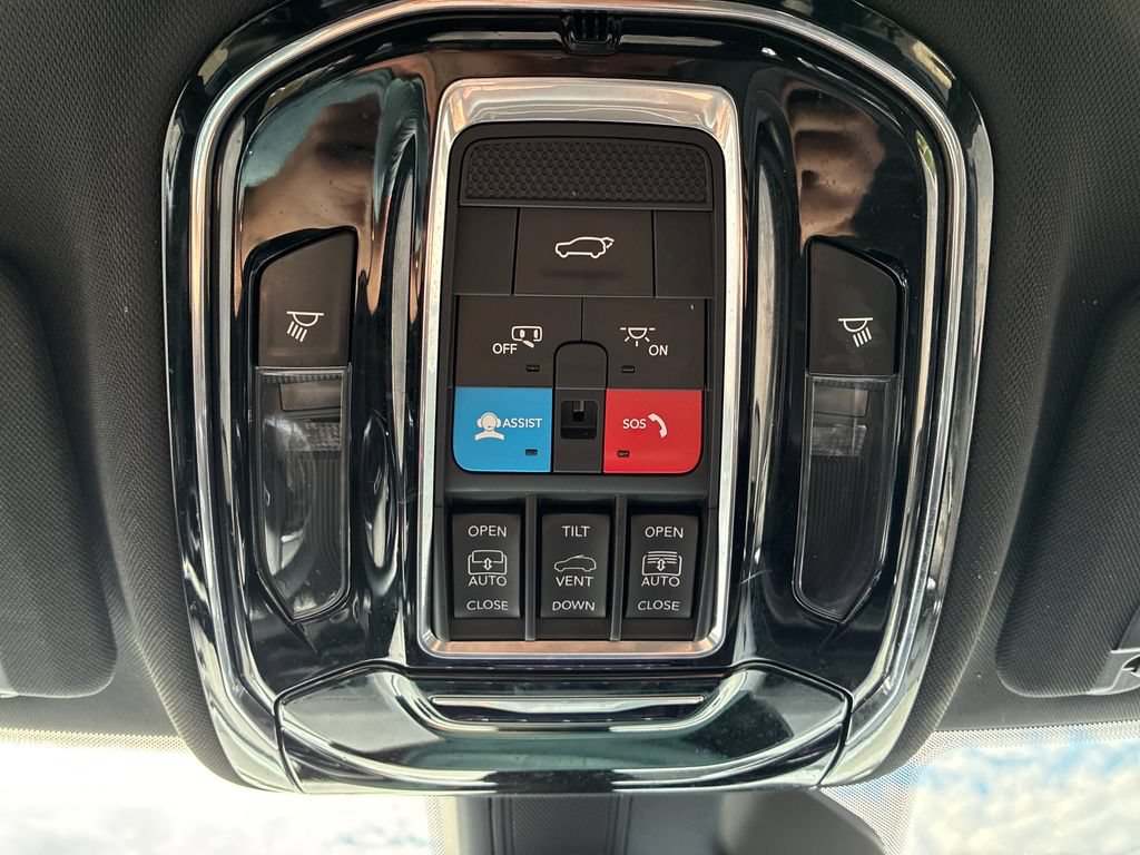 Used 2023 Jeep Grand Cherokee Overland w/ Luxury Tech Group IV AWD/4WD image 34