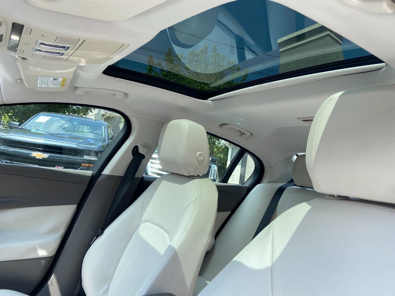 Used 2018 Jaguar XE Premium RWD image 18