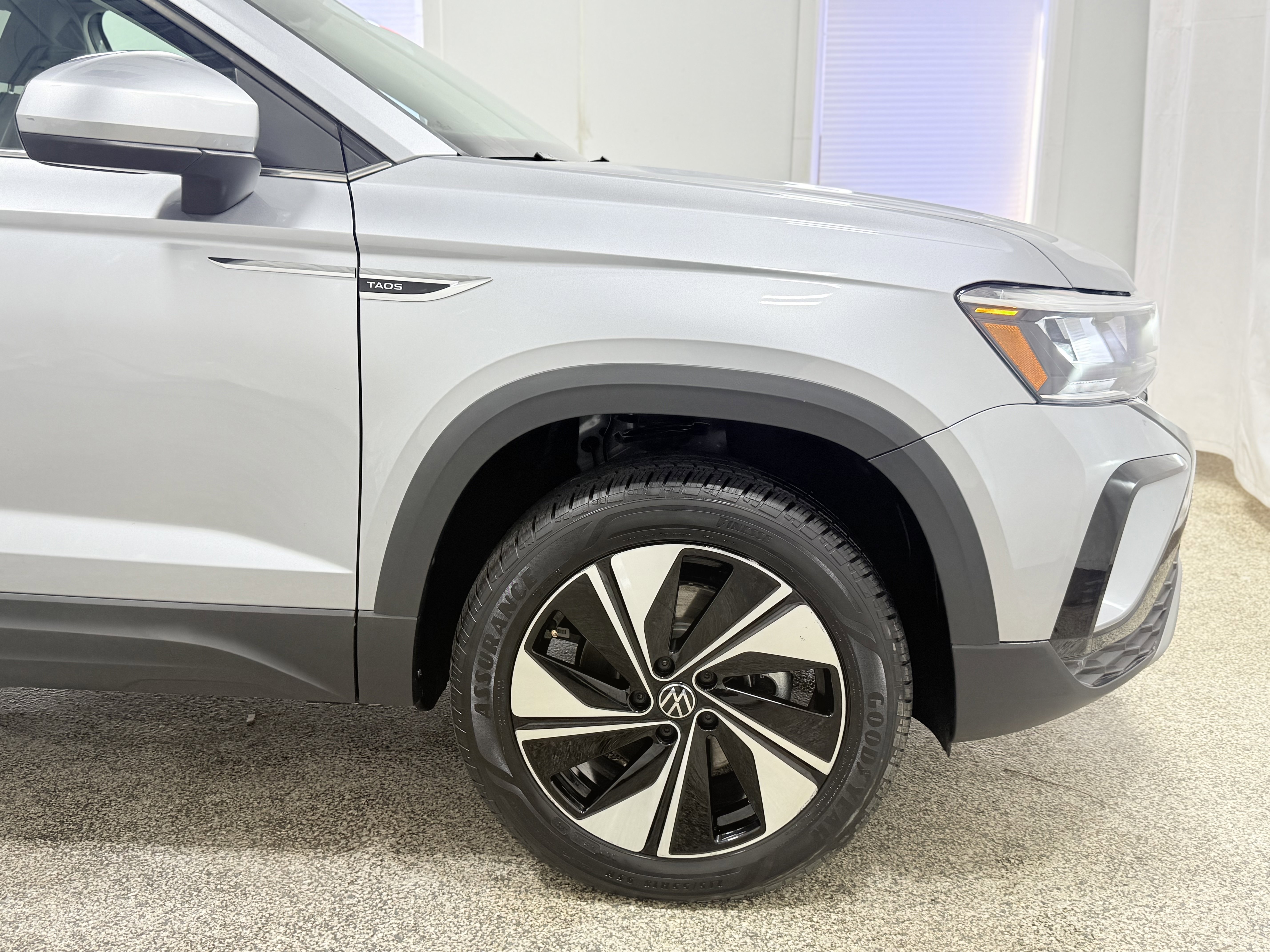 Used 2023 Volkswagen Taos SE w/ Panoramic Sunroof Package image 30