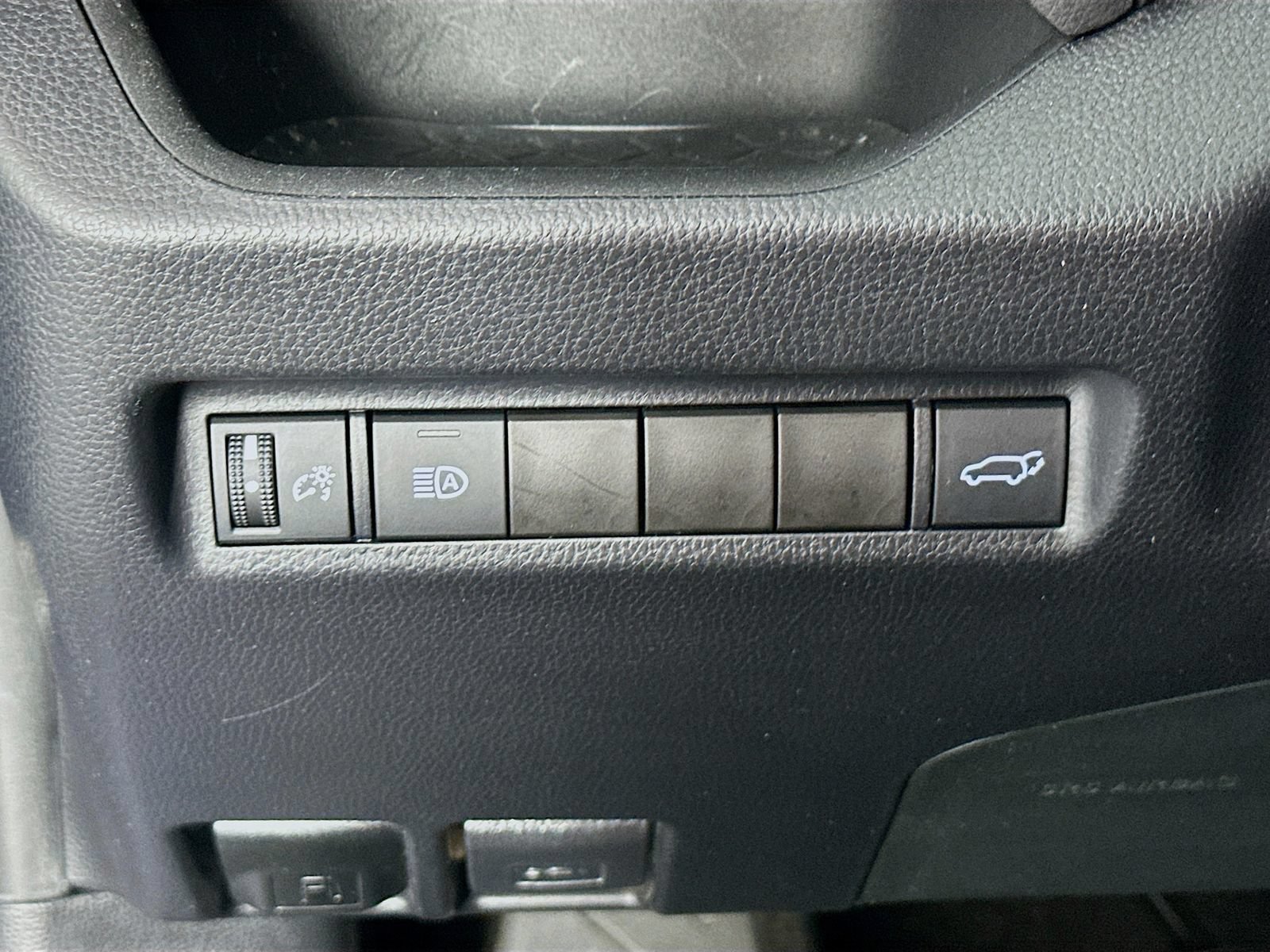 Used 2019 Toyota RAV4 XLE Premium FWD image 10