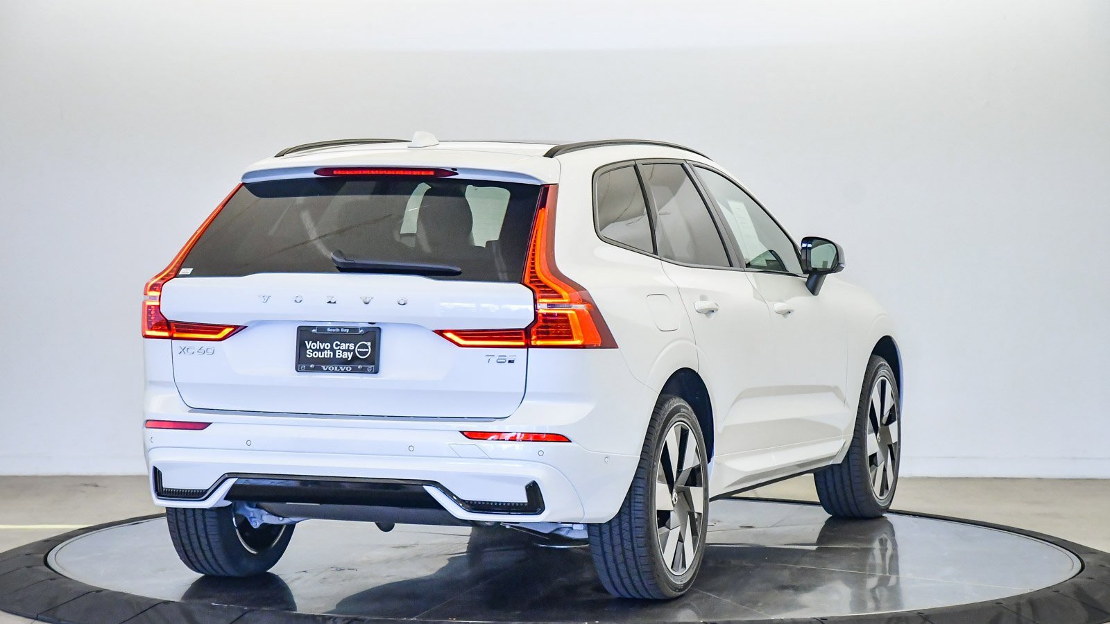 Certified 2025 Volvo XC60 T8 Plus w/ Protection Package Premier image 5