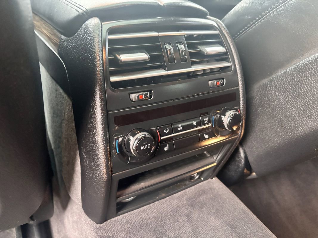 Used 2015 BMW 750Li xDrive image 40