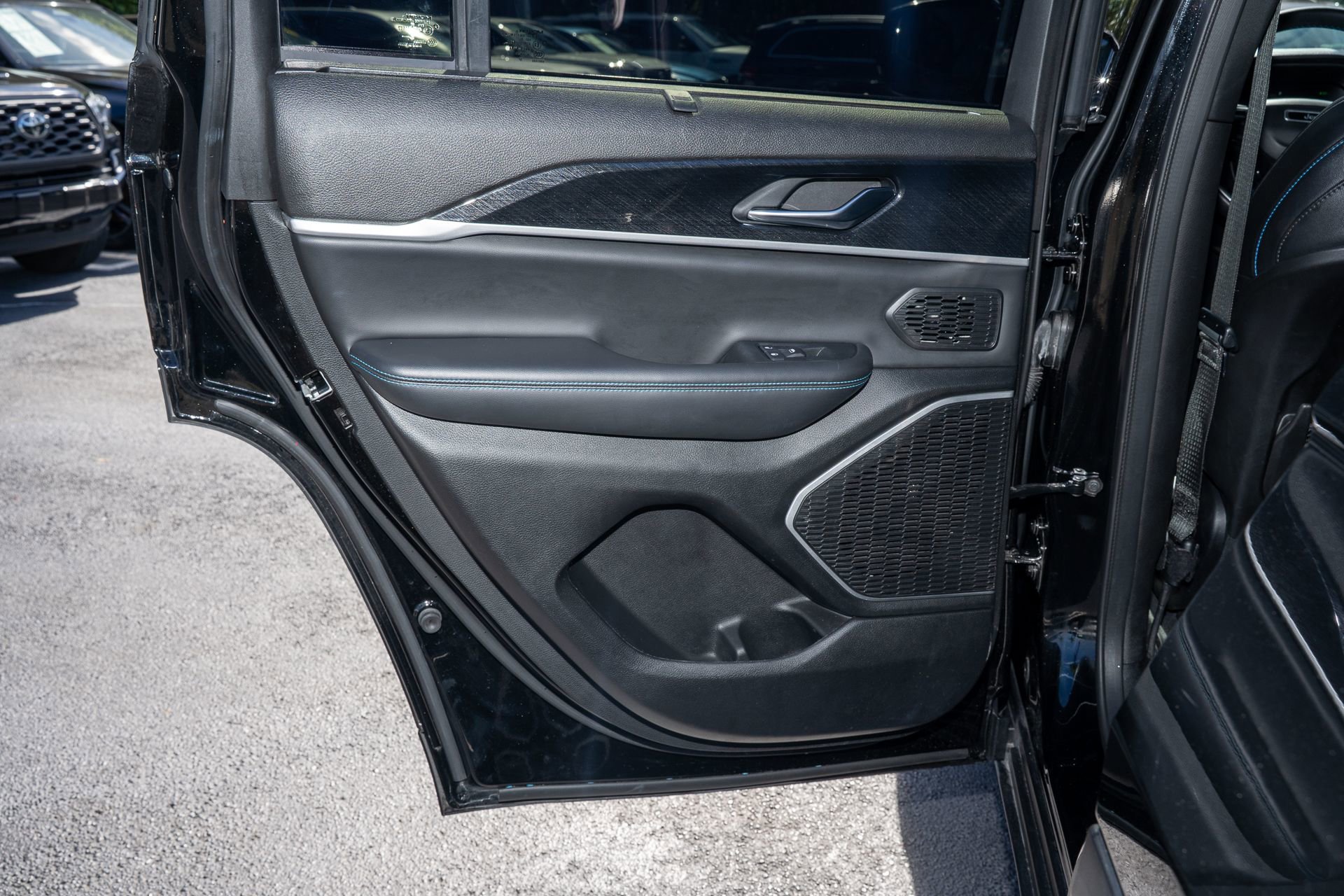 Used 2023 Jeep Grand Cherokee Trailhawk w/ Luxury Tech Group III image 12