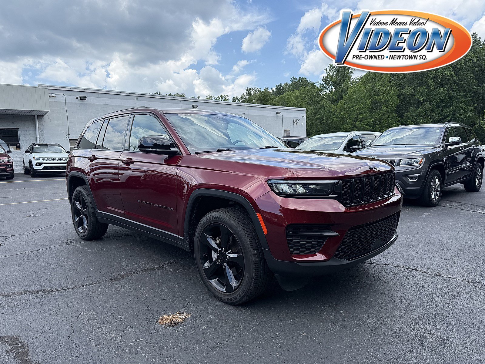 Used 2023 Jeep Grand Cherokee Altitude AWD/4WD image 1
