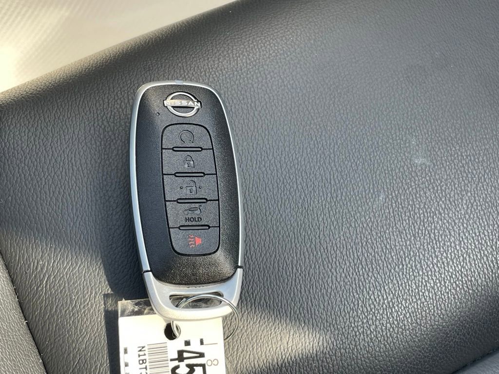 Used 2024 Nissan Rogue SL image 32