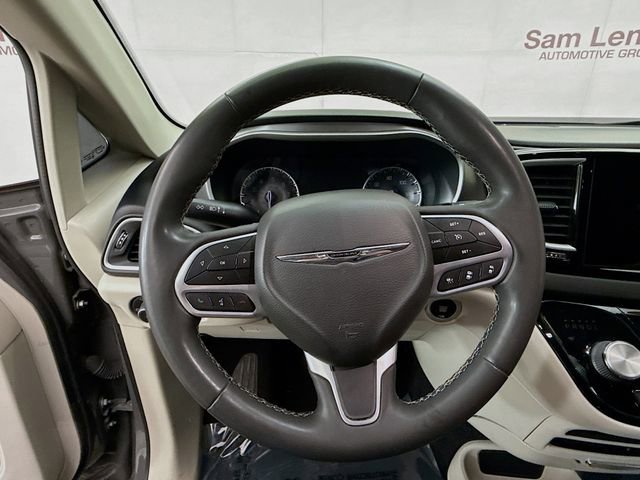 Used 2022 Chrysler Pacifica Touring-L image 11