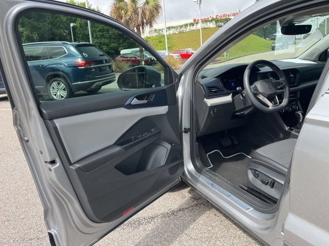 Used 2023 Volkswagen Taos SE w/ Panoramic Sunroof Package AWD/4WD image 4