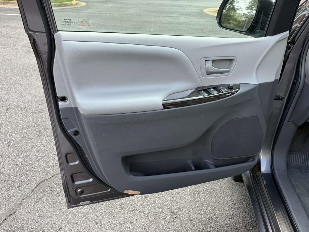 Used 2016 Toyota Sienna XLE w/ XLE Navigation Package image 12