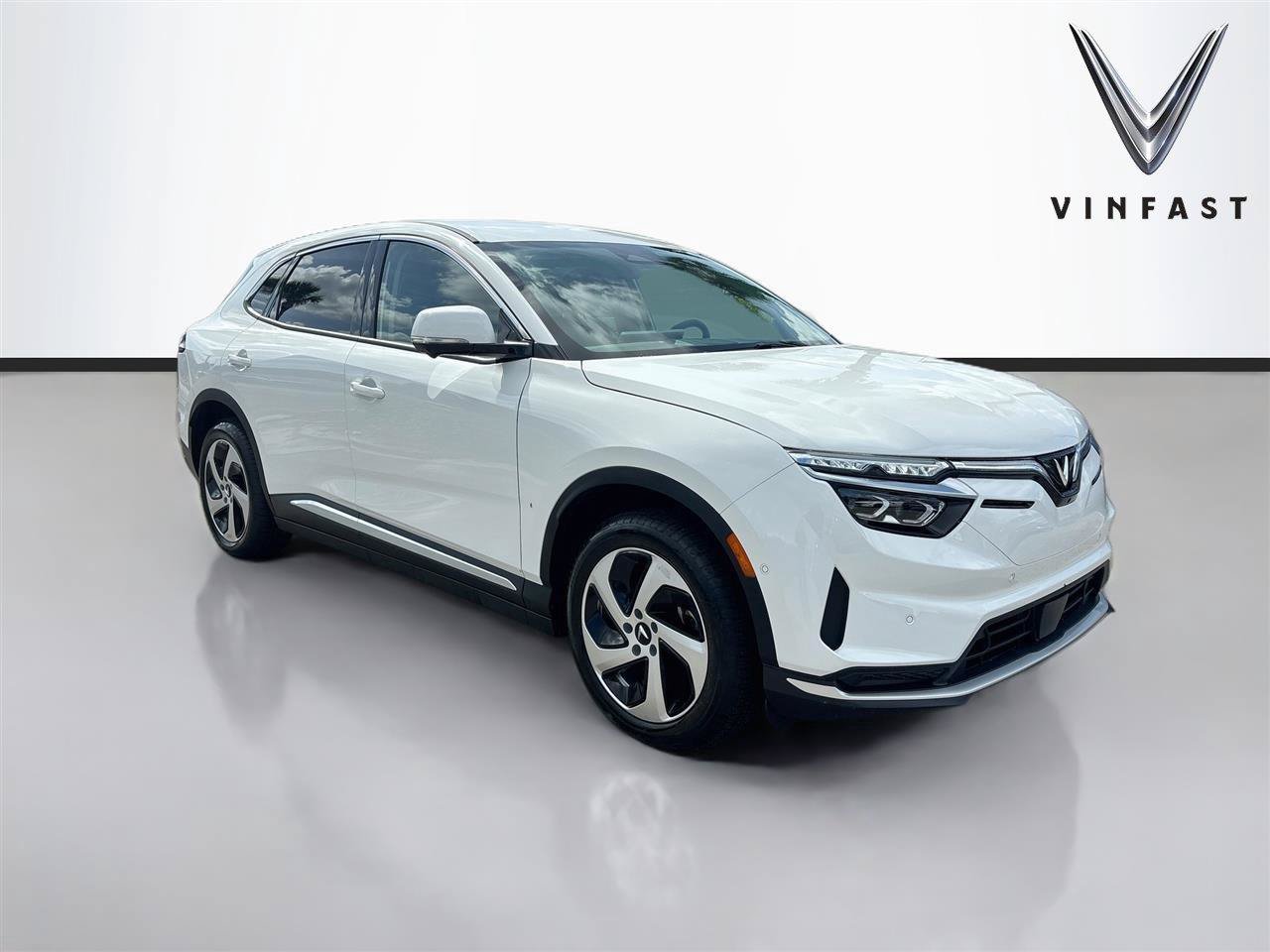 New 2027 VinFast VF 8 Eco AWD/4WD image 1