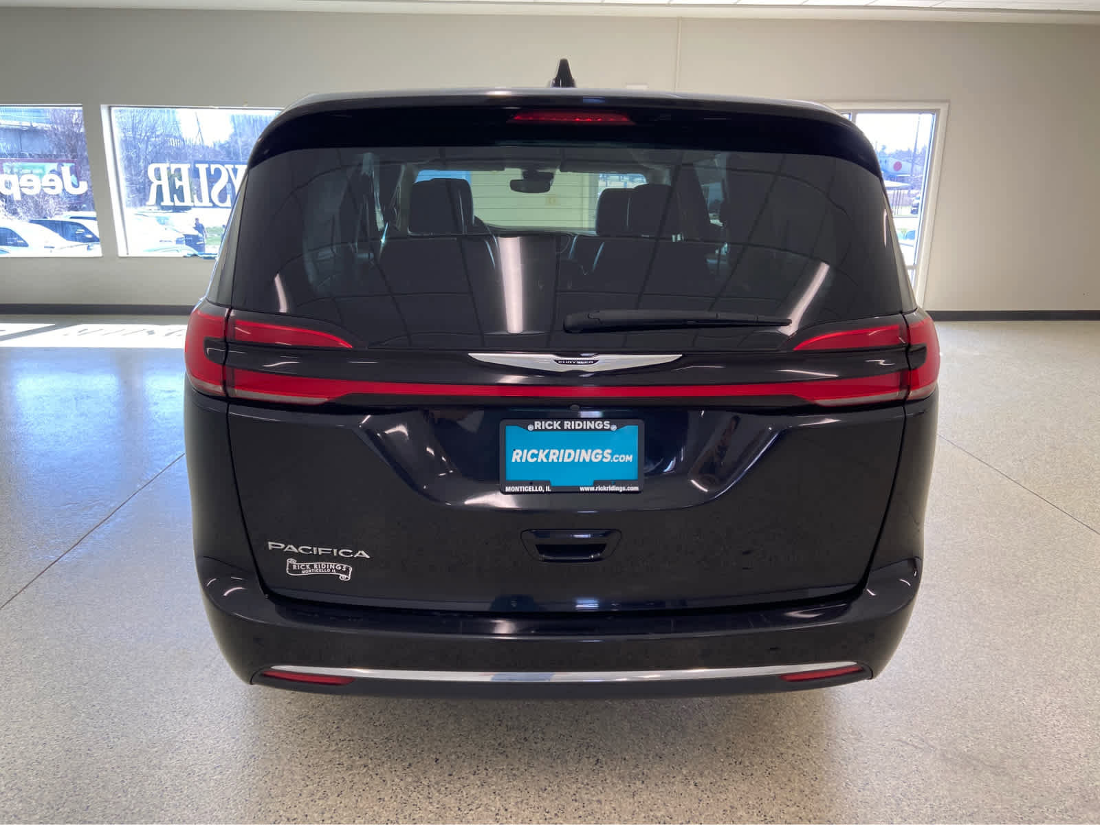 Used 2023 Chrysler Pacifica Touring-L image 6