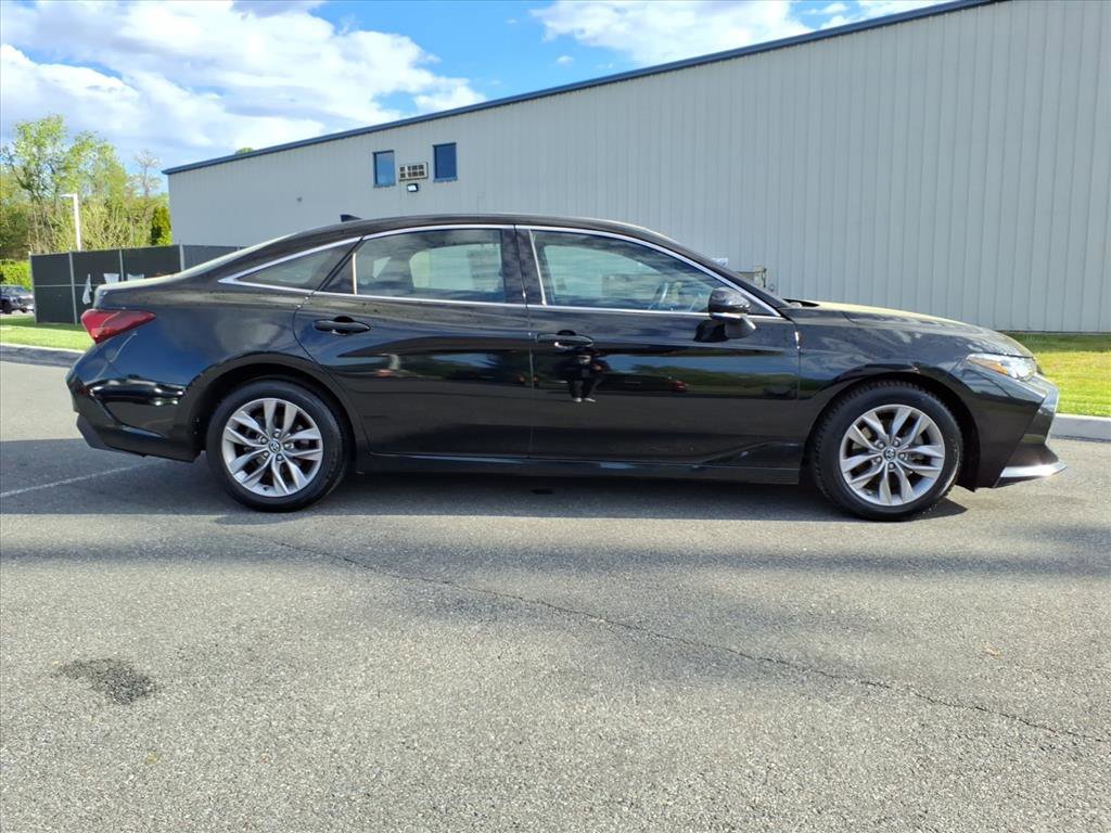 Used 2019 Toyota Avalon XLE w/ Moonroof Package FWD image 3