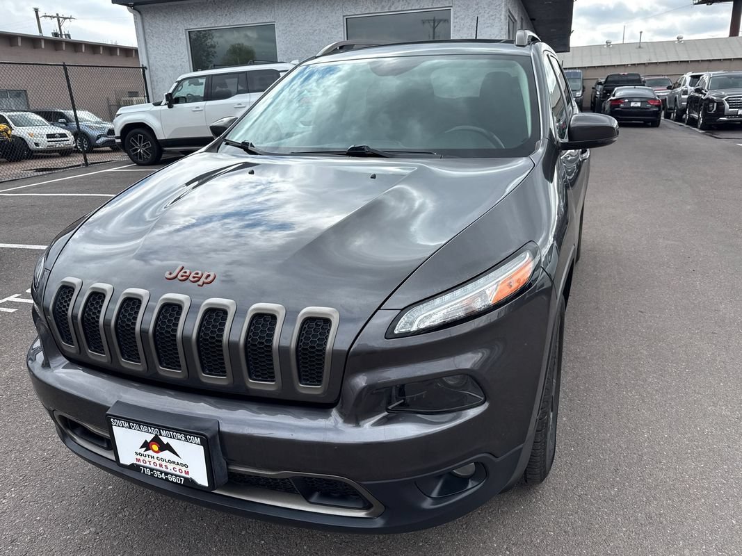 Used 2017 Jeep Cherokee Latitude AWD/4WD image 3