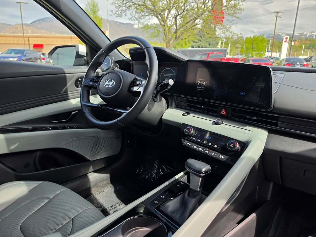 Used 2025 Hyundai Elantra Limited image 15