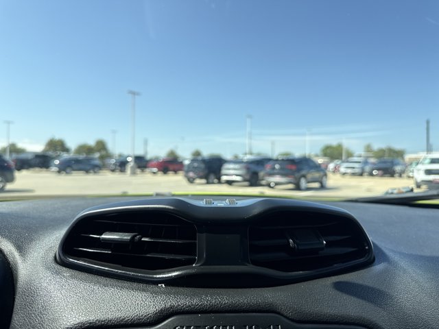 Used 2017 Jeep Renegade Altitude FWD image 11