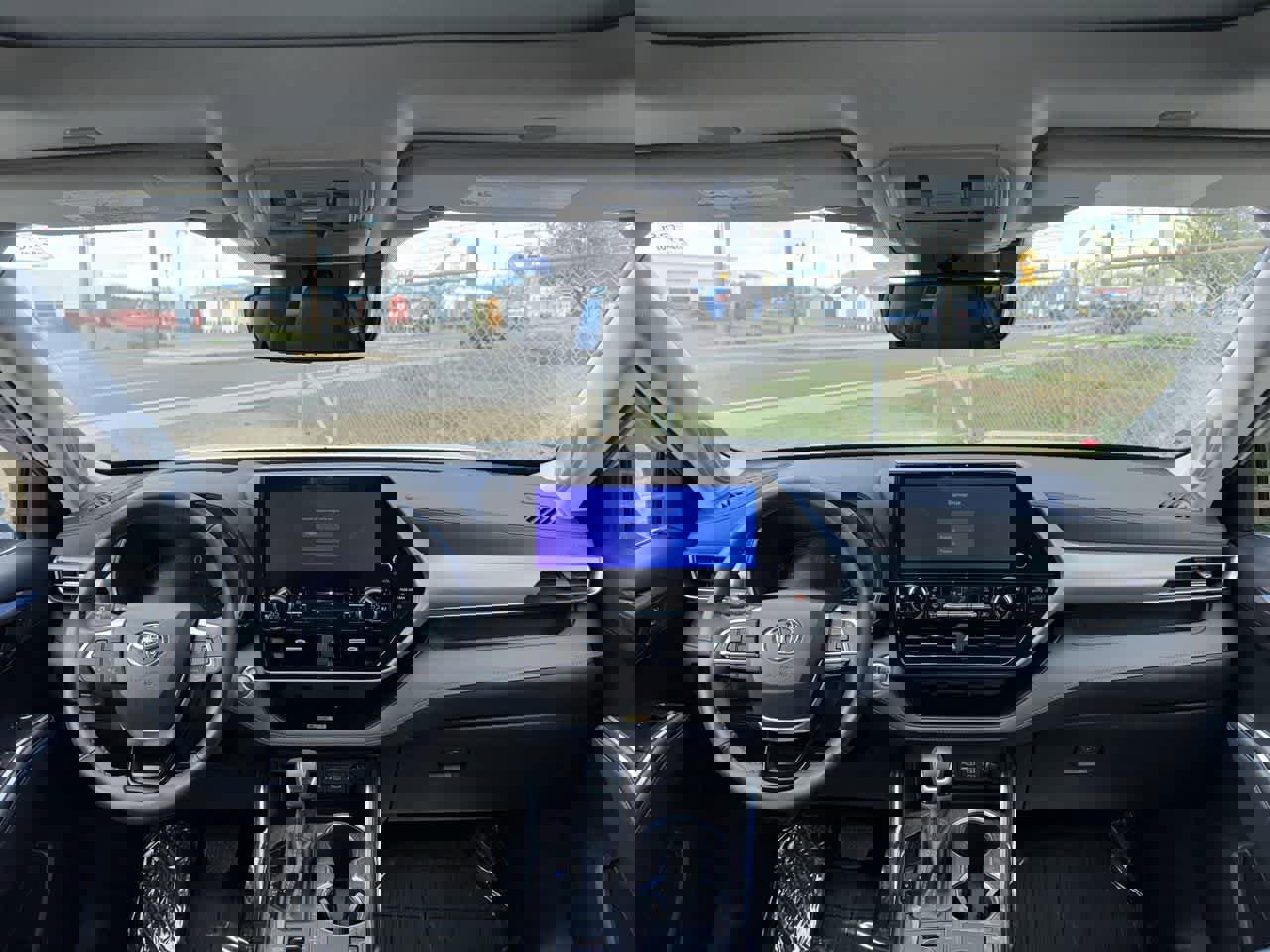 Used 2023 Toyota Highlander Platinum image 16