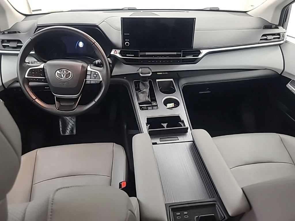 Used 2025 Toyota Sienna XLE FWD image 23