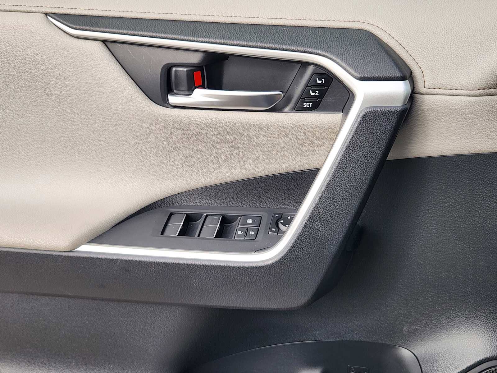 Used 2019 Toyota RAV4 Limited image 23