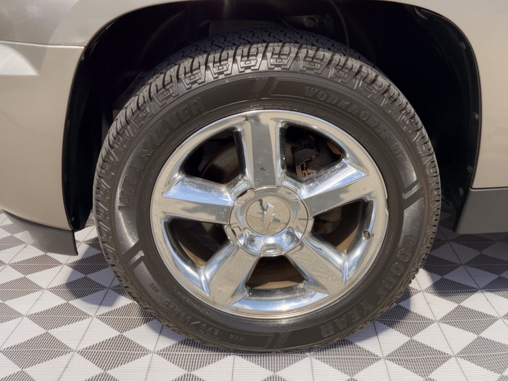 Used 2011 Chevrolet Suburban LTZ RWD image 13