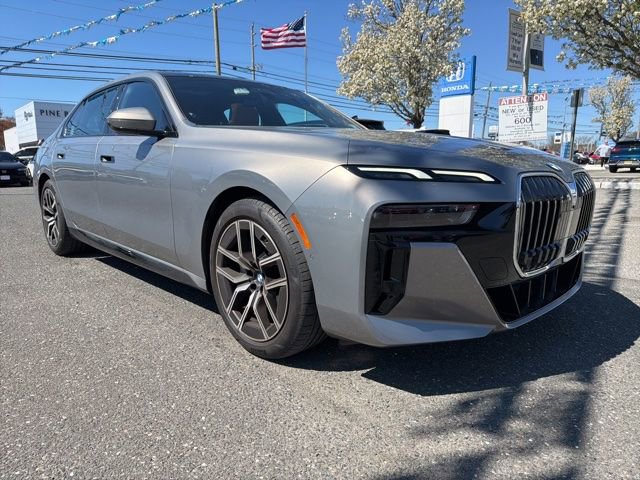 Used 2023 BMW 740i image 3