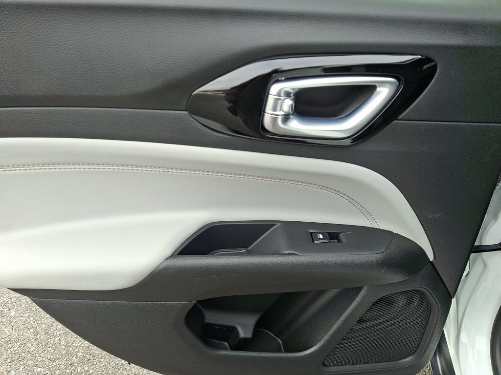 Used 2024 Jeep Compass Limited image 19