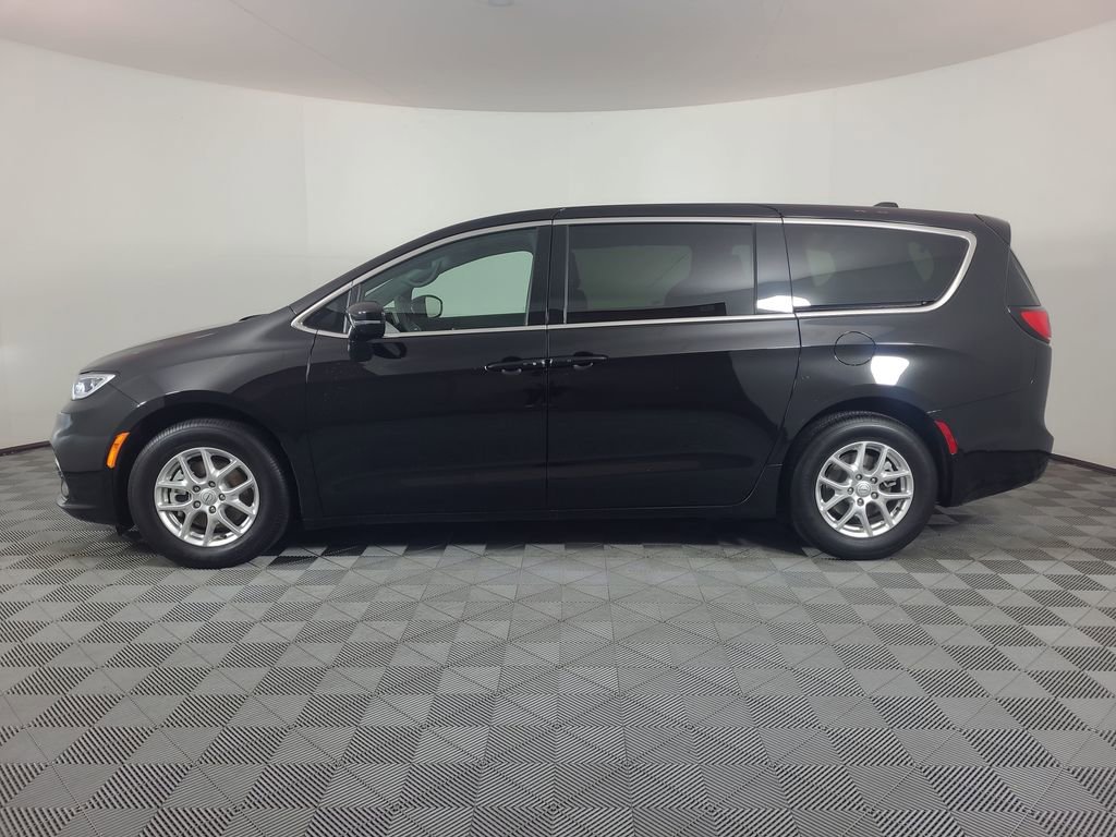Used 2025 Chrysler Pacifica Select FWD image 6