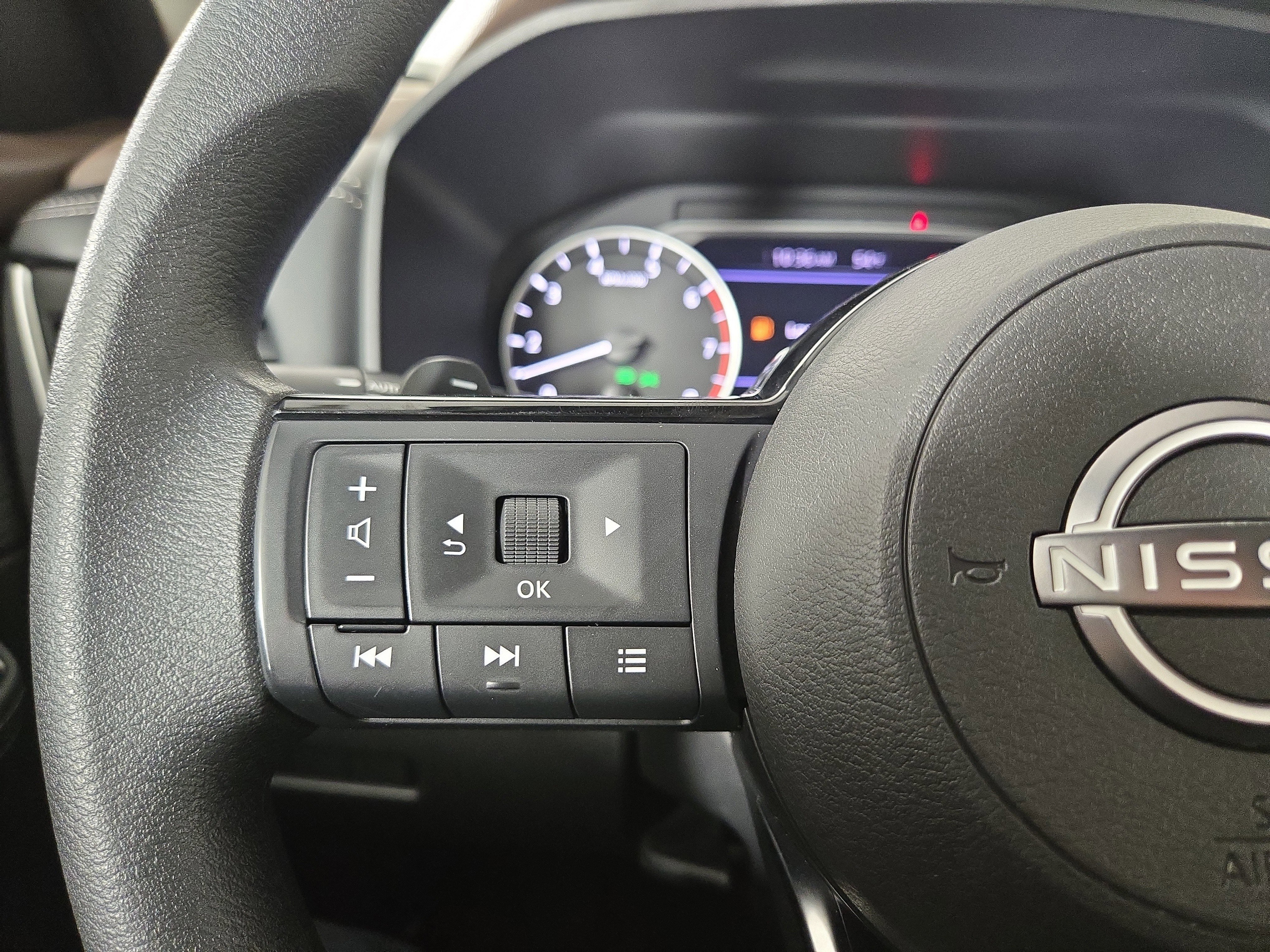 Used 2023 Nissan Rogue SV image 16