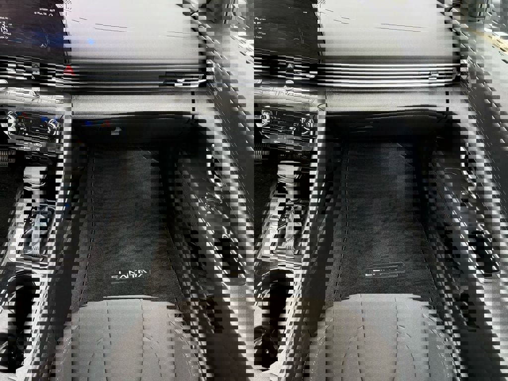 Used 2024 Hyundai Elantra Blue image 15