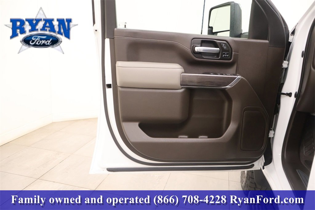 Used 2022 Chevrolet Silverado 2500 LTZ w/ LTZ Convenience Package image 9